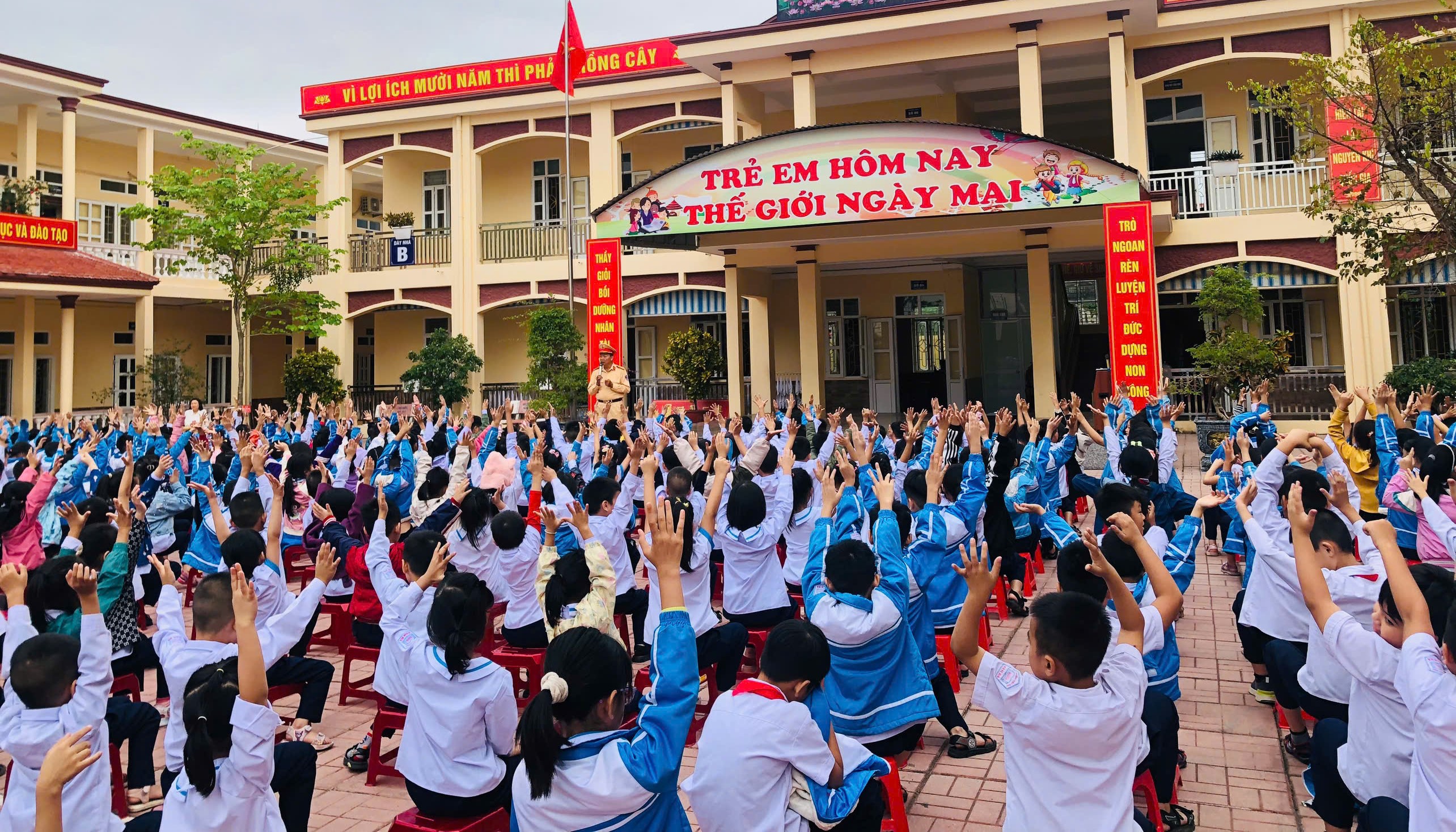 Phổ biến kiến thức về an toàn giao thông cho trên 800 học sinh trường Tiểu học Nam Hà (quận Kiến An)